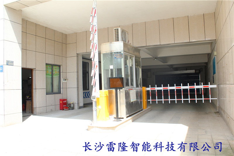 湘水熙園車(chē)庫(kù)西門(mén)
